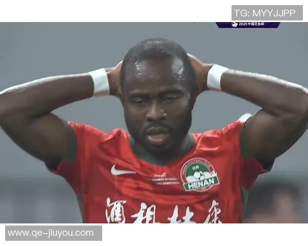 狮象争锋足协杯决赛前夕国安与河南吉祥物亲密互动展现友谊与竞技精神 狮象争锋足协杯决赛前夕国安与河南吉祥物亲密互动展现友谊与竞技精神