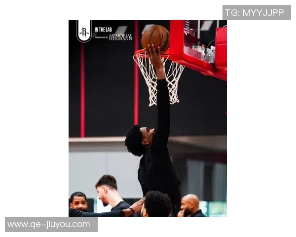 火箭队即将迎来六连客杜兰特训练专注申京展现微笑备战掘金与湖人